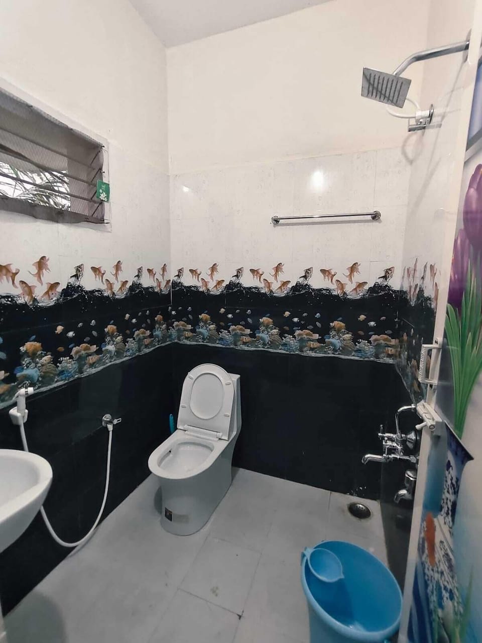 Deluxe Double Room | Bathroom | Shower, towels, soap, shampoo