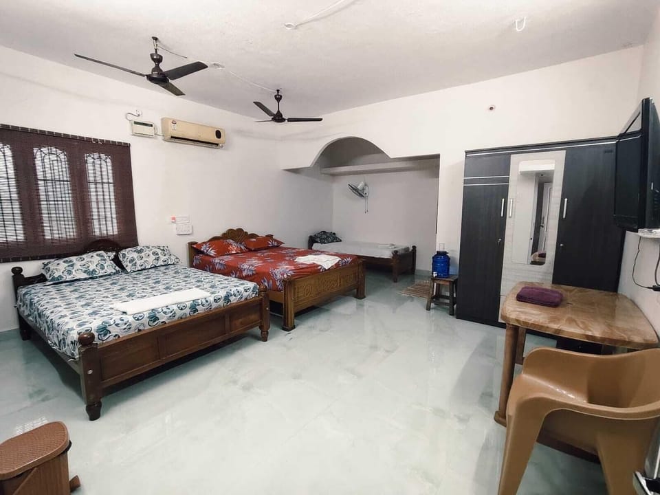 Family Room | Egyptian cotton sheets, premium bedding, free WiFi