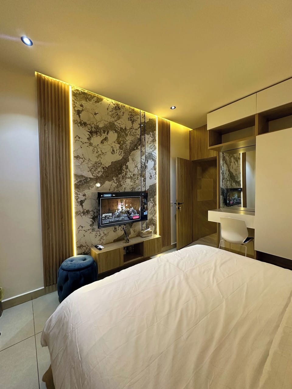 Comfort Room, Balcony, City View | Desk, laptop workspace, blackout drapes, soundproofing