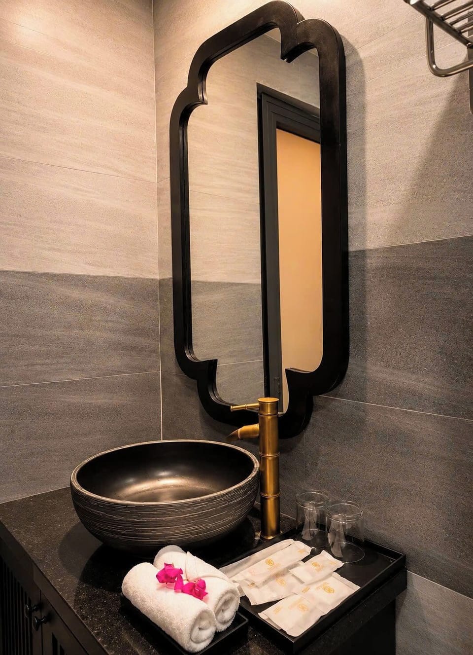 Combined shower/tub, rainfall showerhead, free toiletries, hair dryer