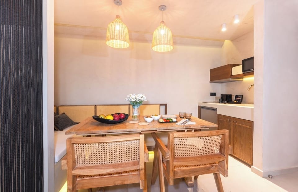 Deluxe Suite, Sea View | Private kitchenette | Microwave, stovetop, cookware/dishes/utensils