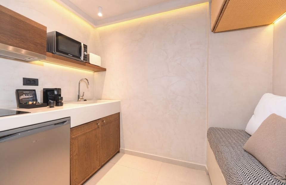 Deluxe Suite, Hill View | Private kitchenette | Microwave, stovetop, cookware/dishes/utensils
