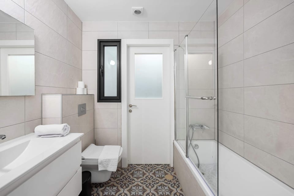 Luxury 5BR PH Balcony Jacuzzi w Mamad Apartment in Tel Aviv District