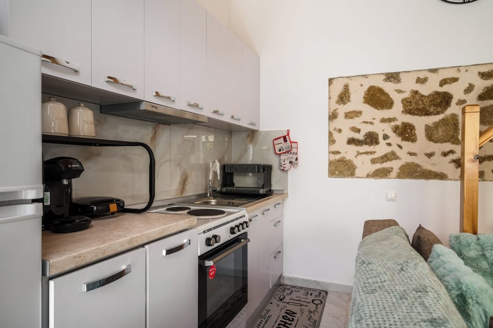 House, Hot Tub, Garden View | Private kitchen | Fridge, oven, stovetop, espresso maker