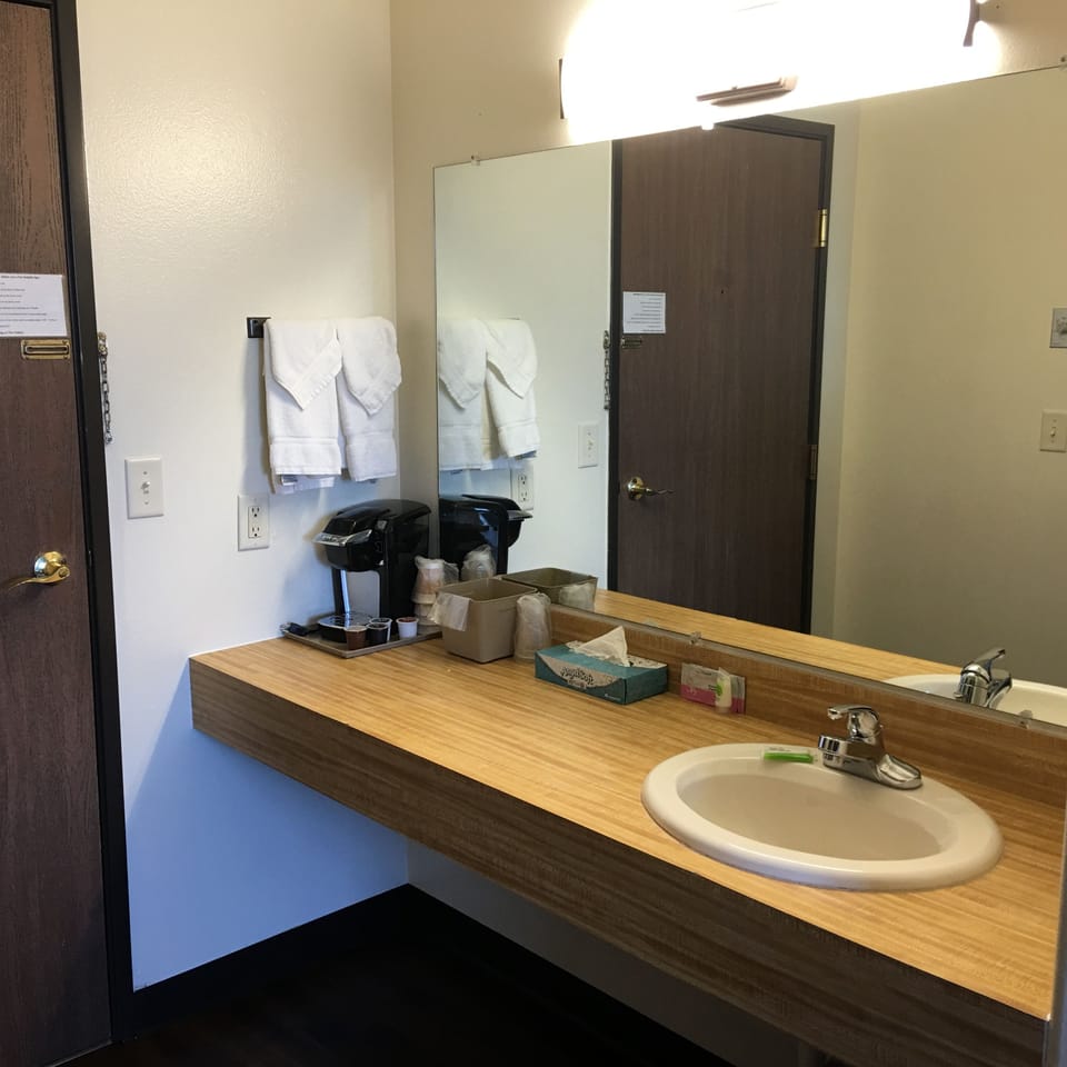 Room, 1 King Bed | Free WiFi, bed sheets