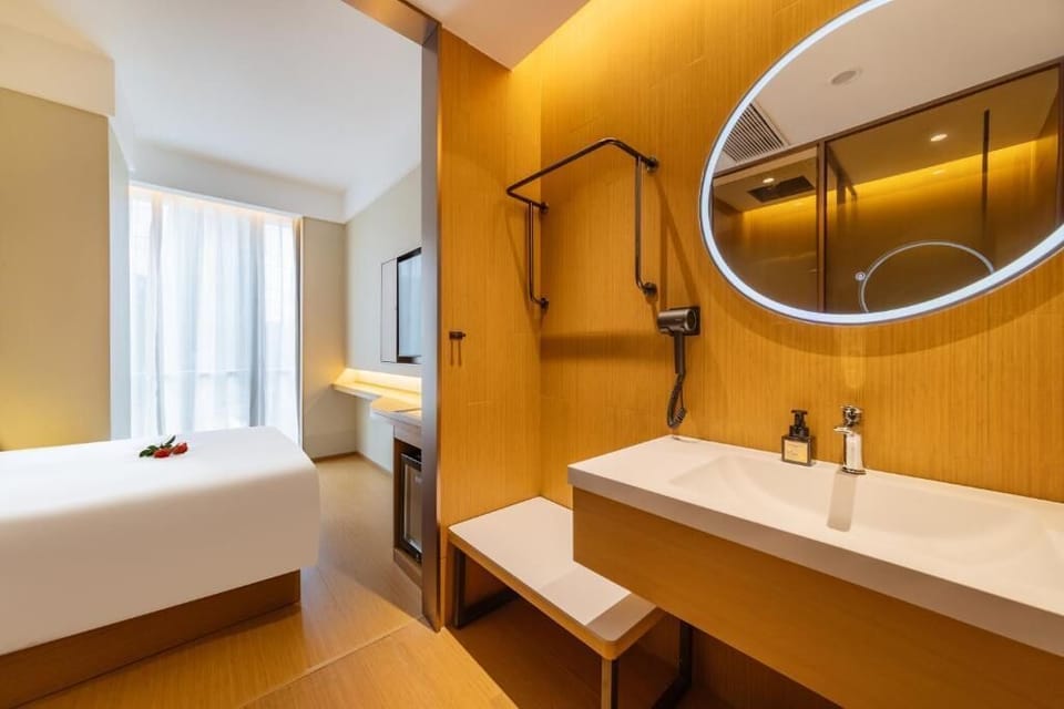 Shower, rainfall showerhead, free toiletries, hair dryer