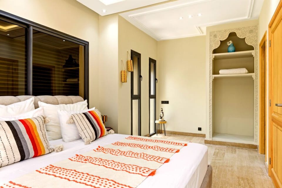 Club Suite, Ensuite, Garden View | Blackout drapes, soundproofing, iron/ironing board, free WiFi
