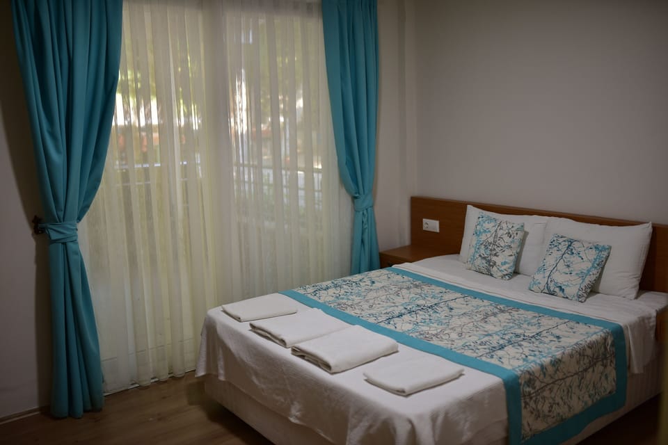 Classic Studio Suite, Balcony, Garden View | Desk, soundproofing, WiFi (free)