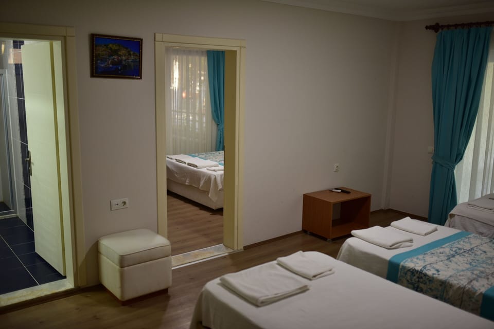 Classic Studio Suite, Balcony, Garden View | Desk, soundproofing, WiFi (free)