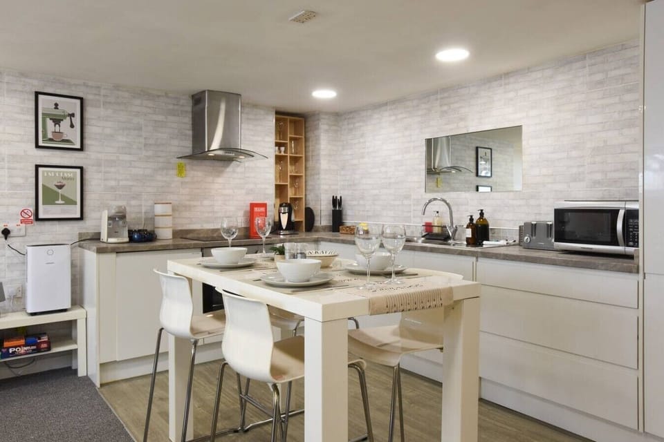 Kitchen/Dining Area