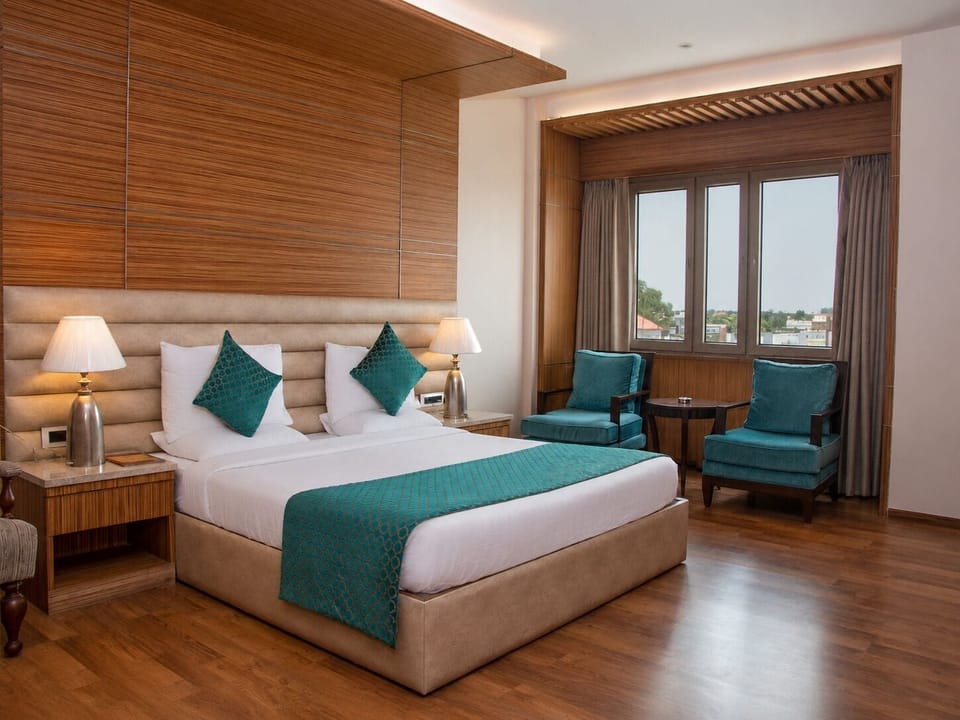 Executive Room | Iron/ironing board, bed sheets