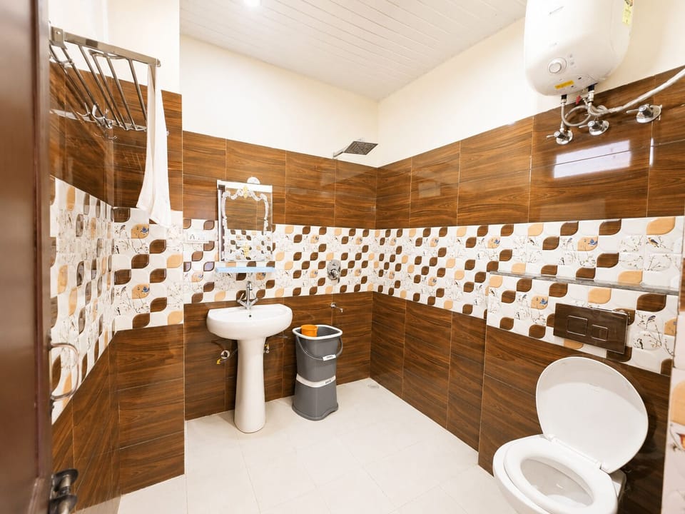 Superior Double Room, Balcony, Mountain View | Bathroom | Soap, shampoo, toilet paper
