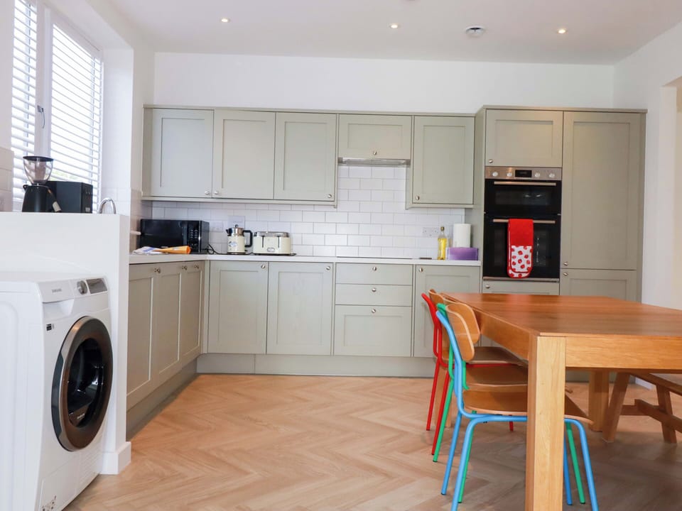 Dishwasher, cookware/dishes/utensils