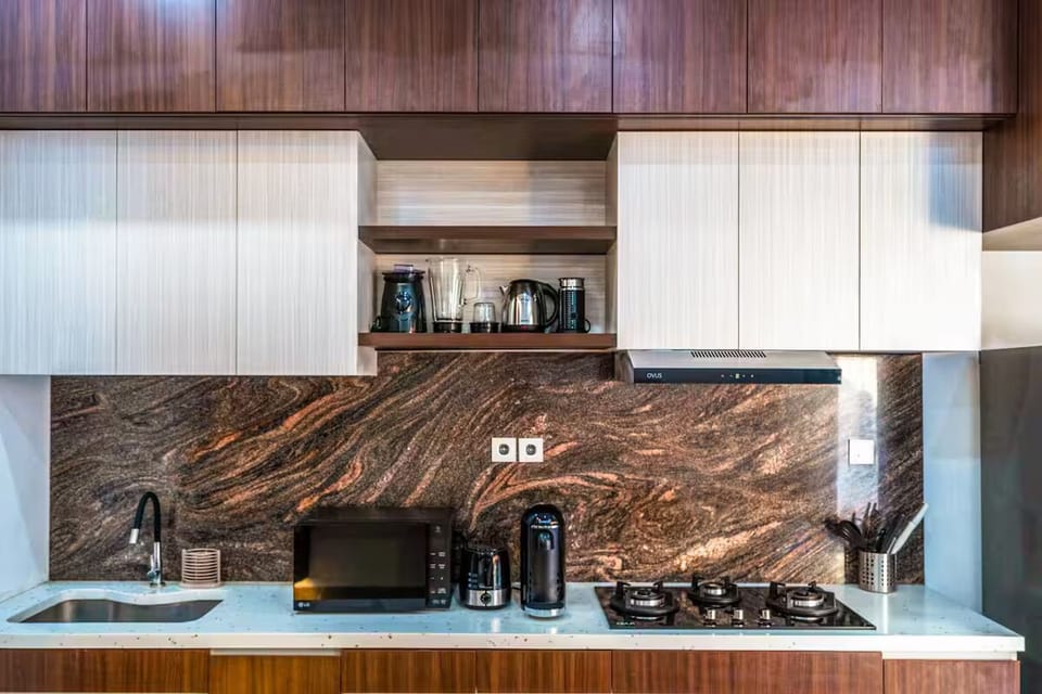 Full-size fridge, microwave, oven, stovetop