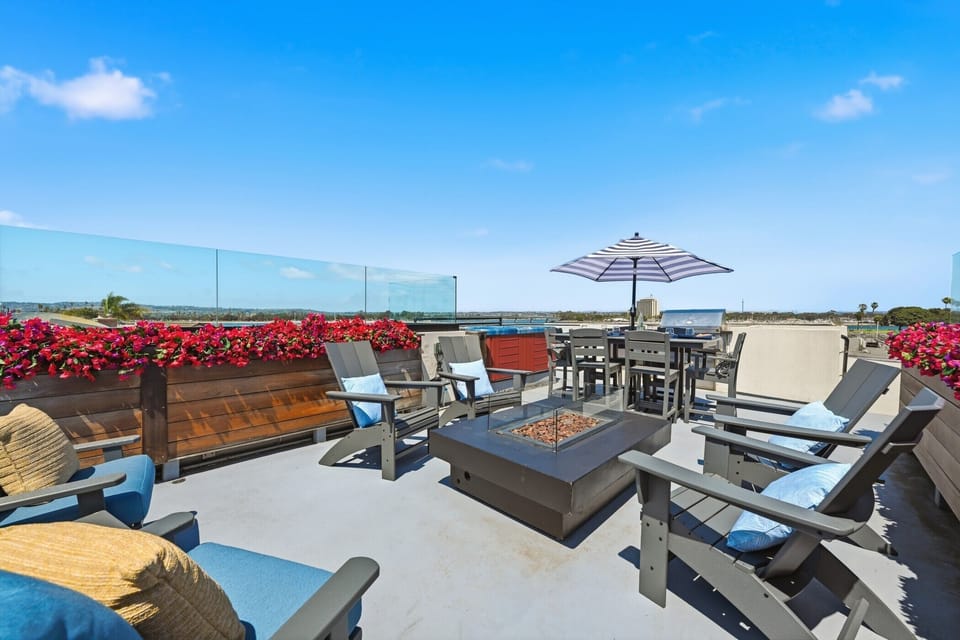 Rooftop deck w/firepit