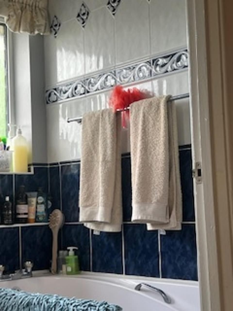 Combined shower/tub, deep soaking tub, towels