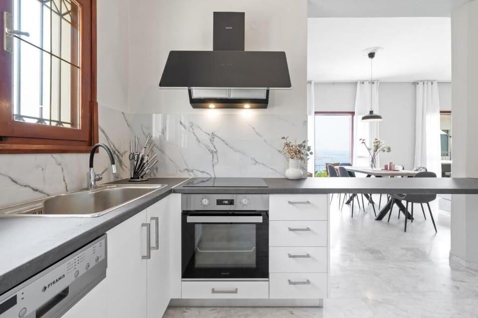 Apartment, Patio, Garden View | Private kitchen | Coffee/tea maker, electric kettle