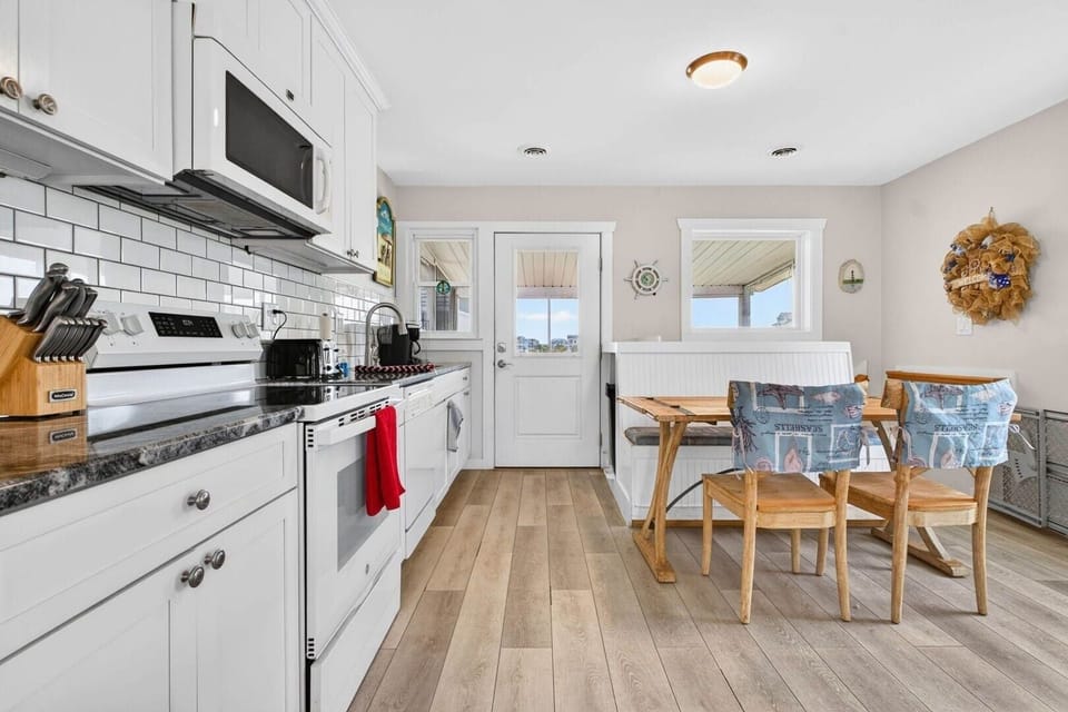 House, 4 Bedrooms | Private kitchen | Coffee/tea maker, fridge, oven, toaster