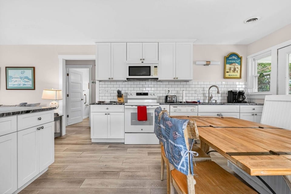 House, 4 Bedrooms | Private kitchen | Coffee/tea maker, fridge, oven, toaster