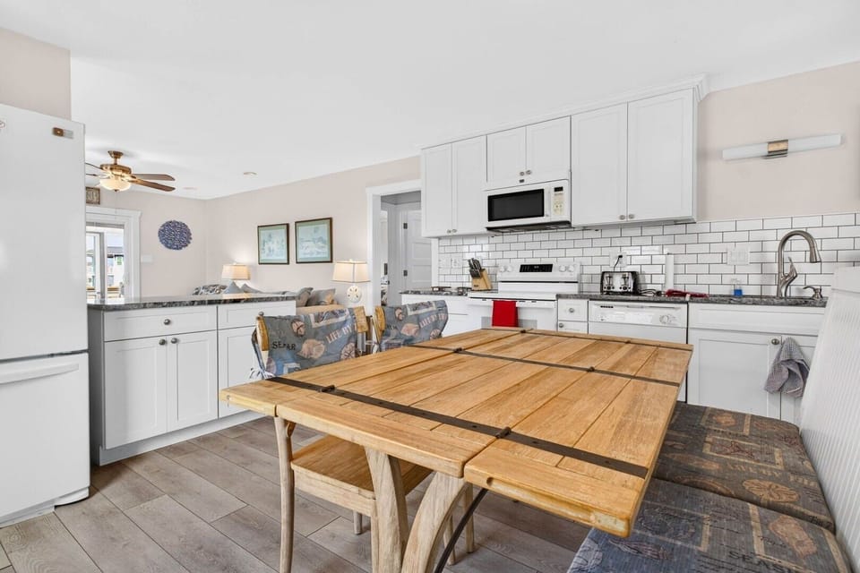 House, 4 Bedrooms | Private kitchen | Coffee/tea maker, fridge, oven, toaster