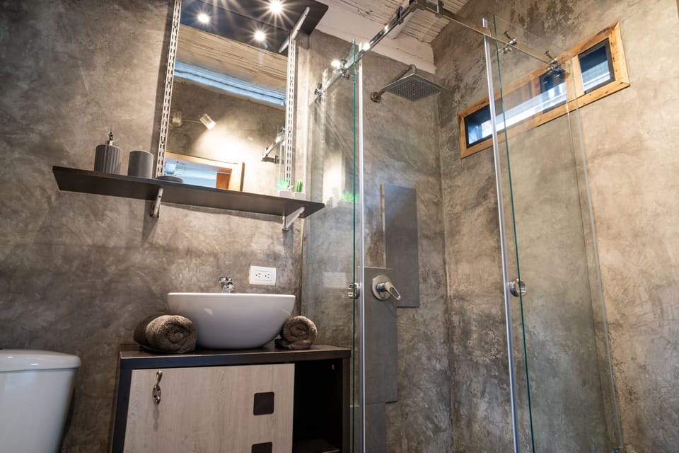 Deluxe Cabin, 1 King Bed, Garden View | Bathroom