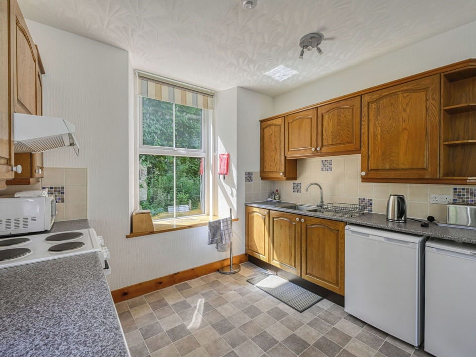 Kitchen, Major Appliance, Wood, Kitchen Appliance, Countertop, Apartment, Cabinetry, Room, Kitchen Stove, Refrigerator