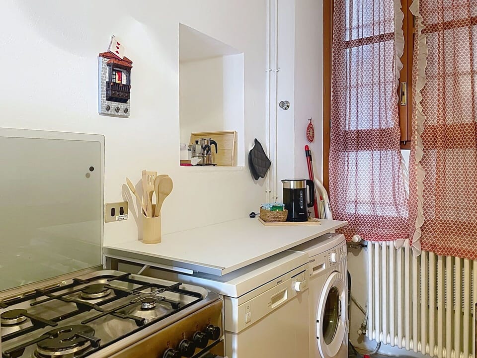 Major Appliance, Kitchen Appliance, Flooring, Interior Design, Kitchen, Home Appliance, Kitchen Stove, Floor, Room, Washing Machine
