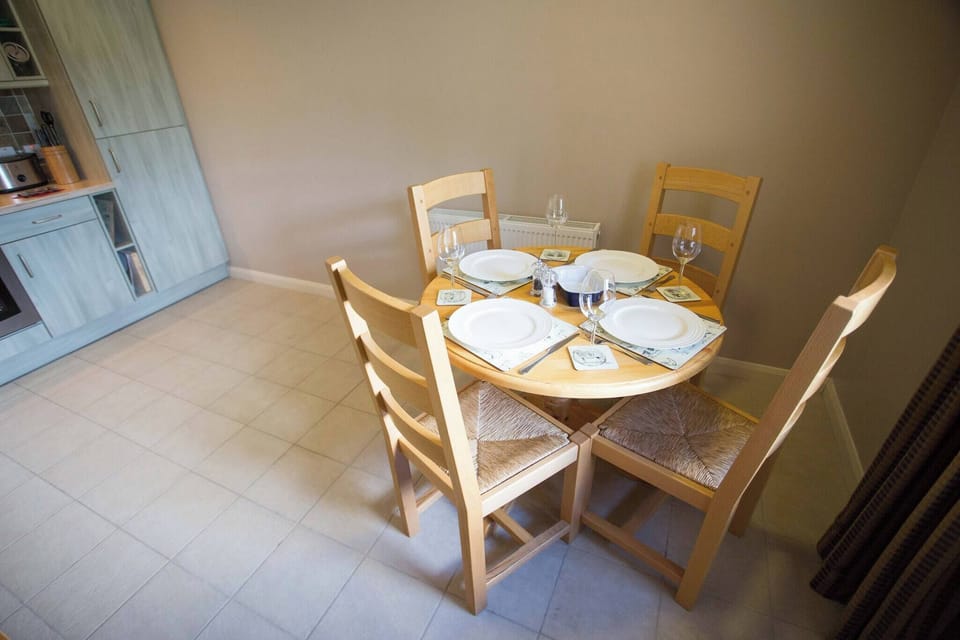 House, 2 Bedrooms | Dining room