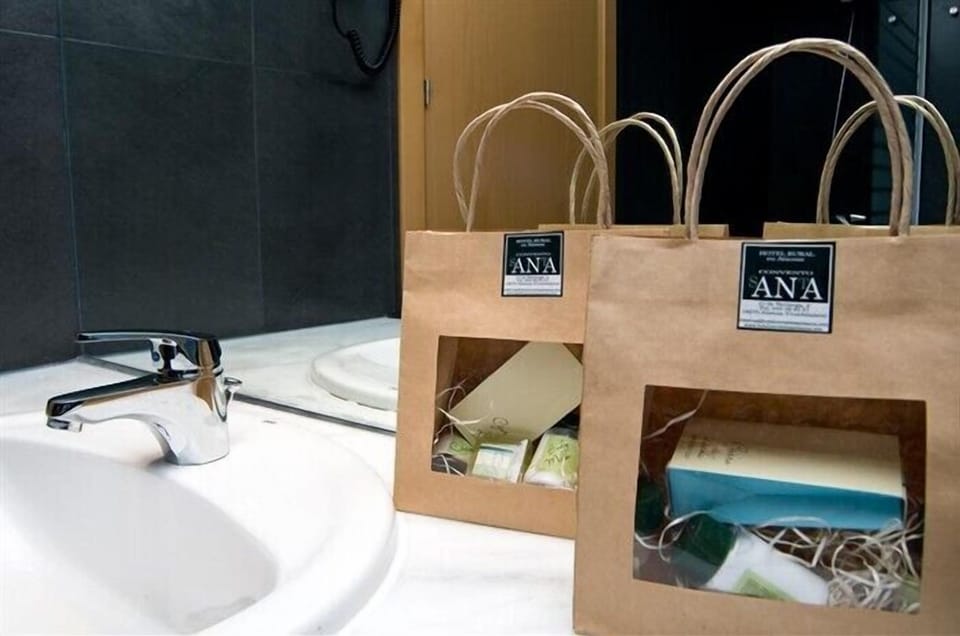 Shower, free toiletries, towels
