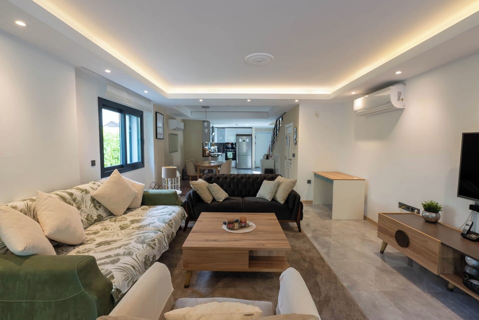Classic Villa, Balcony, Garden View | Living area