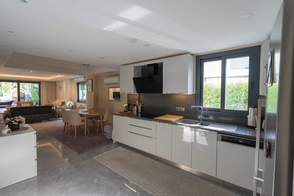 Classic Villa, Balcony, Garden View | Private kitchen