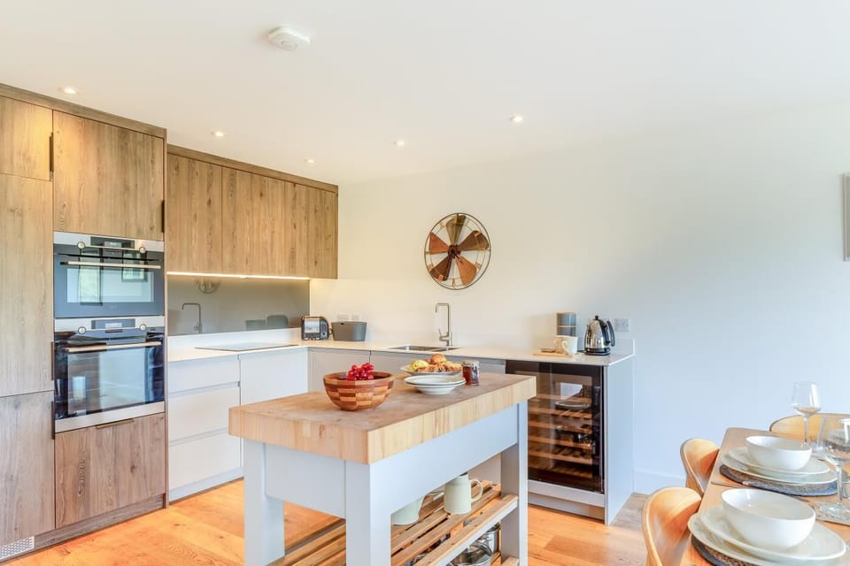 Fully Fitted kitchen with Wine Fridge