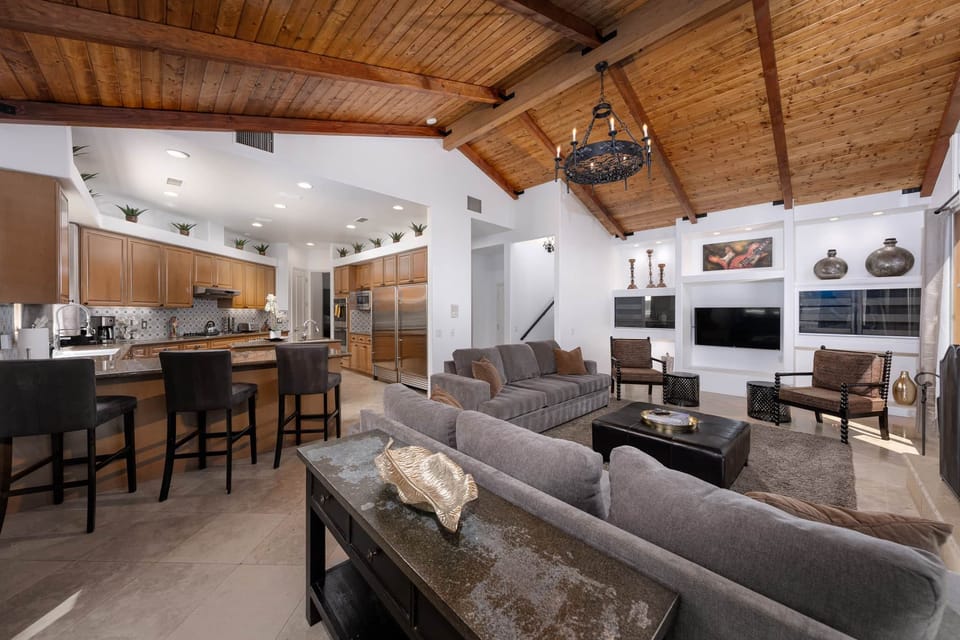 mercury-palms-smart-tv-entertainment-living-area