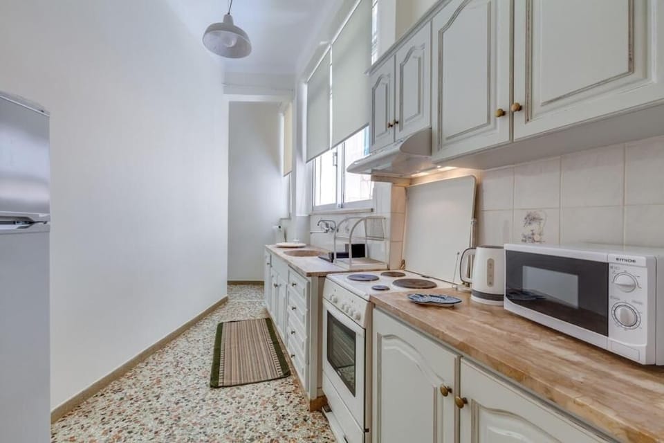 Deluxe House, Patio, Garden View | Private kitchen | Coffee/tea maker, electric kettle