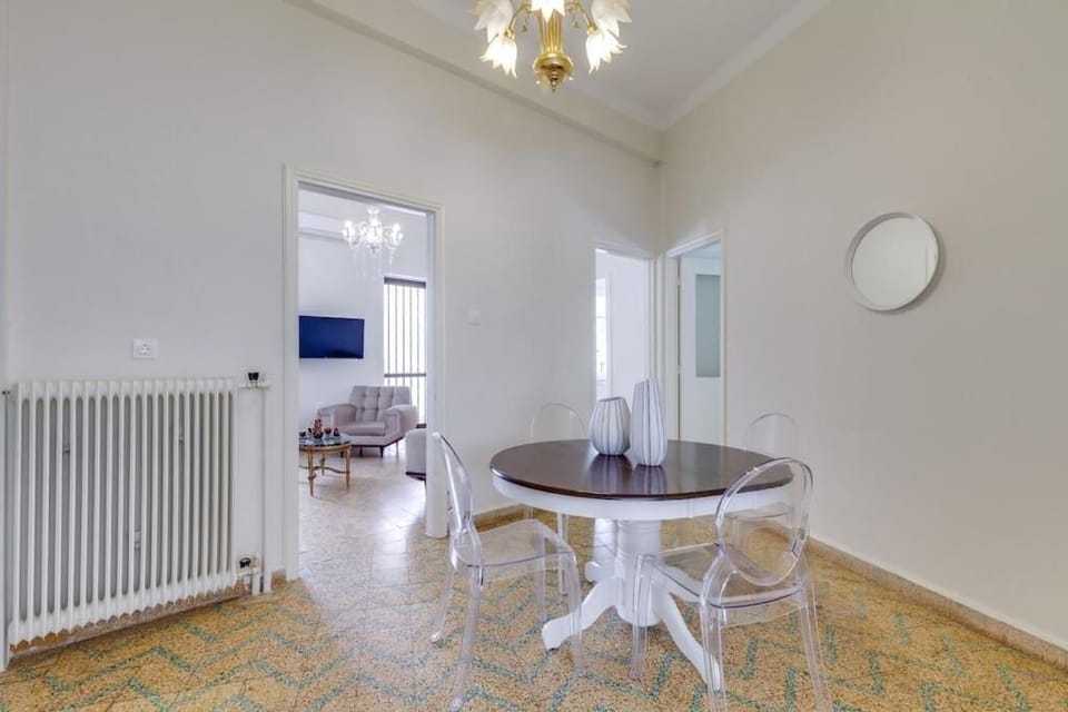 Deluxe House, Patio, Garden View | Dining room