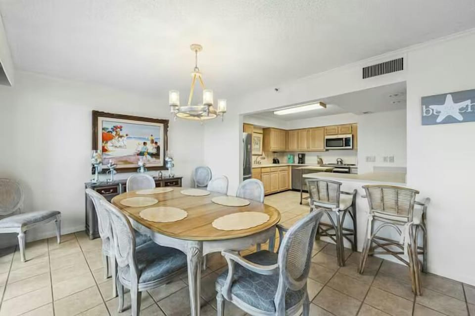 Open concept central area for your group enjoy