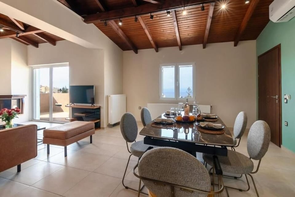 Apartment, Balcony, Sea View | In-room dining