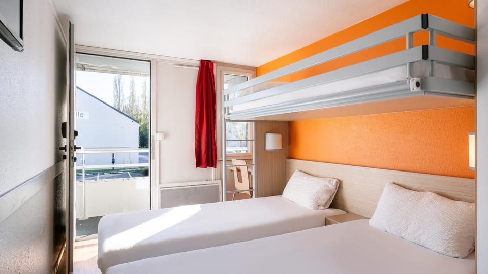 Standard Room, 3 Twin Beds | Desk, soundproofing, free cribs/infant beds, free WiFi