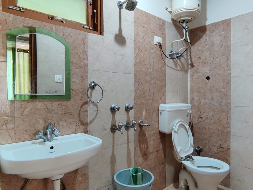 Deluxe Double Room, City View | Bathroom | Free toiletries, soap