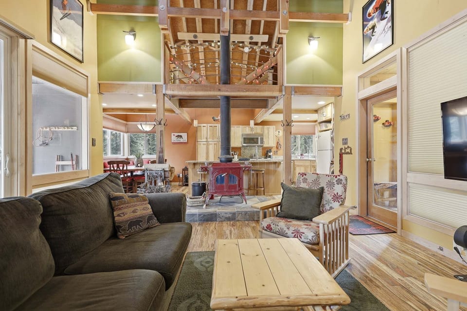 Furniture, Indoors, Living Room, Couch, Floor