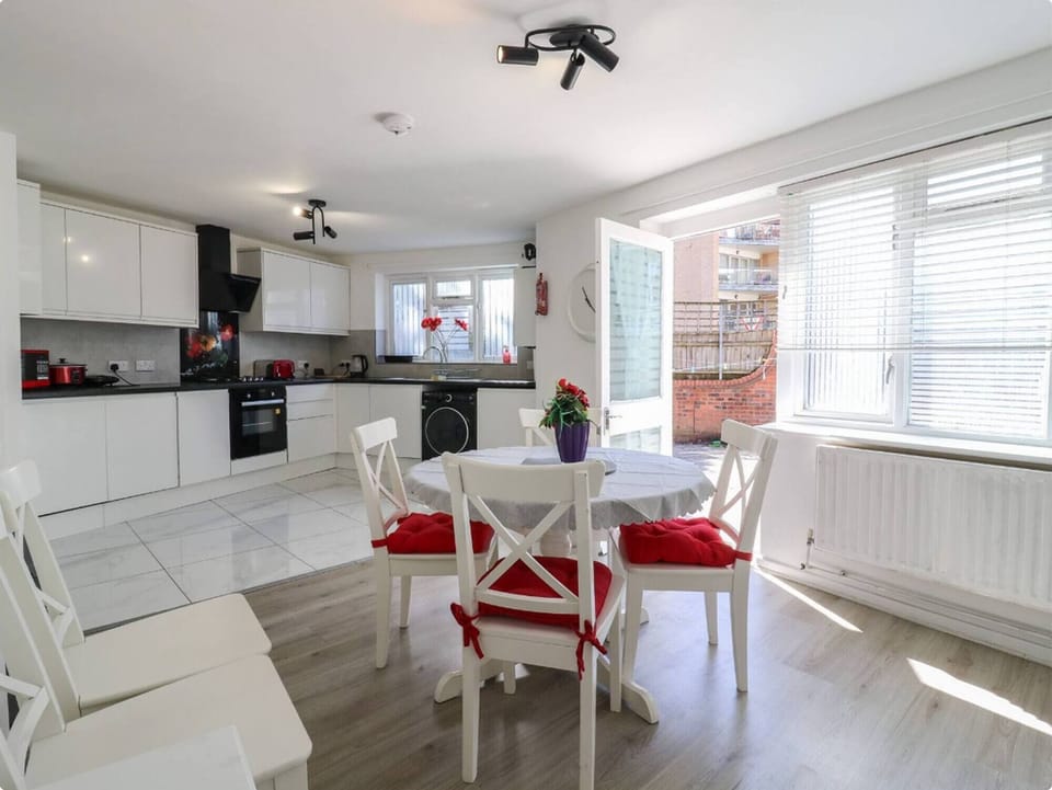 House, 5 Bedrooms, Accessible, Patio | Dining room