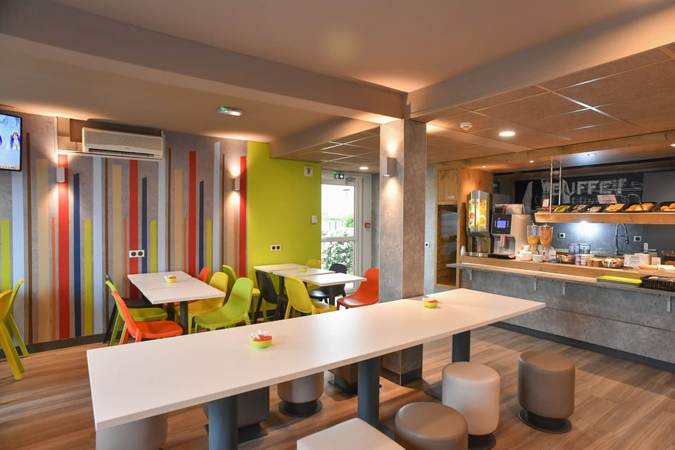 Daily buffet breakfast (EUR 9 per person)