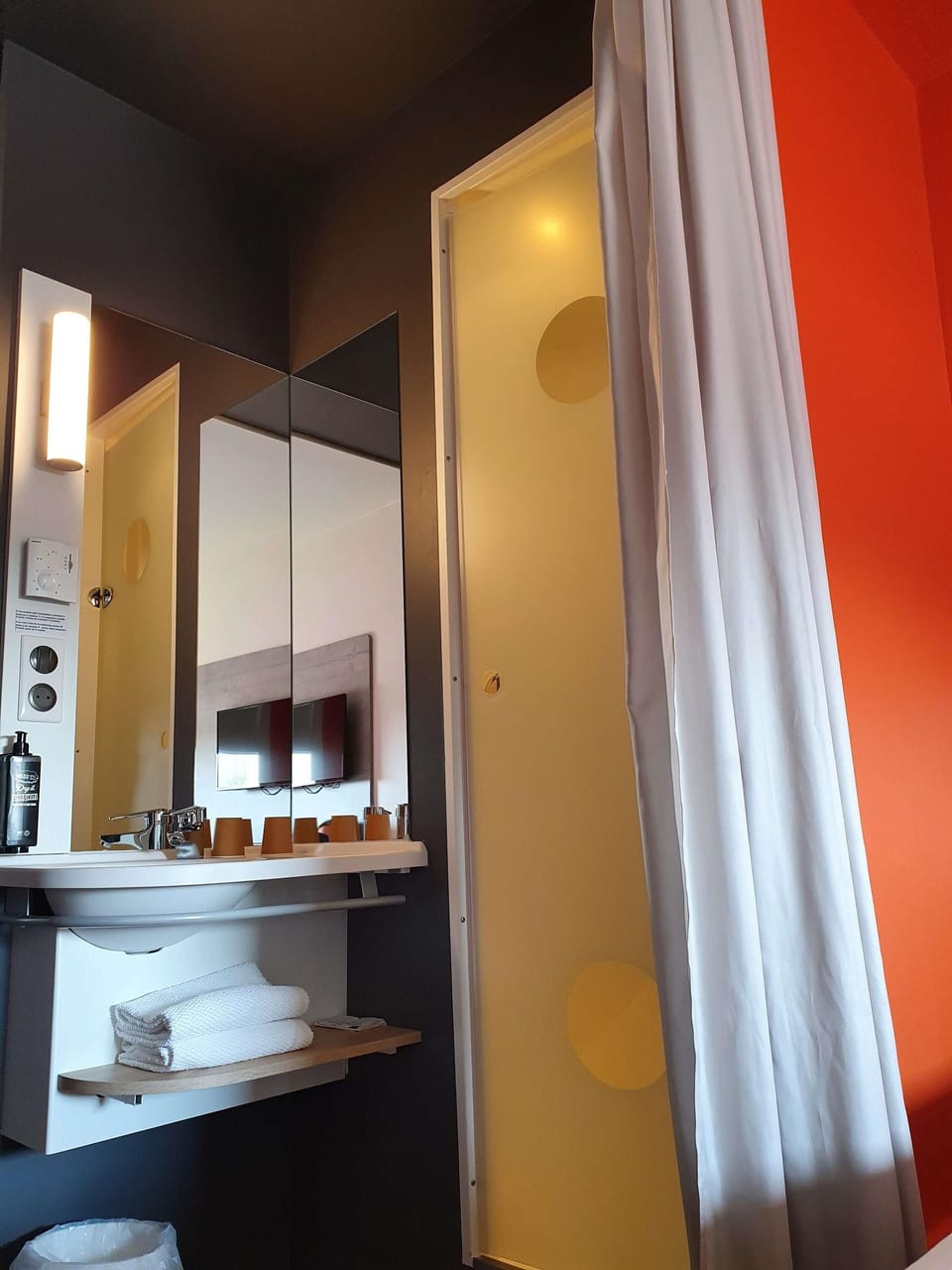 Desk, blackout drapes, soundproofing, free WiFi
