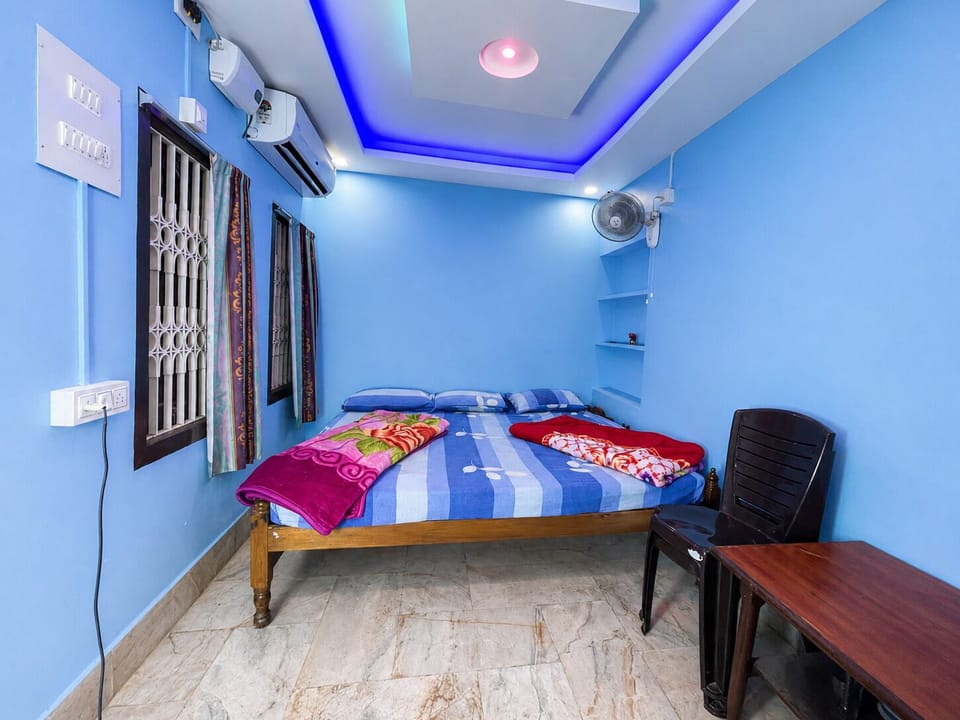 Desk, laptop workspace, soundproofing, WiFi (free)