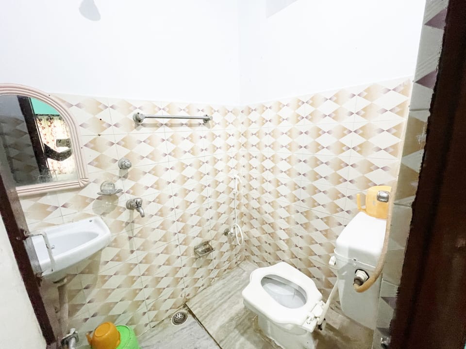 Shower, rainfall showerhead, free toiletries, bidet