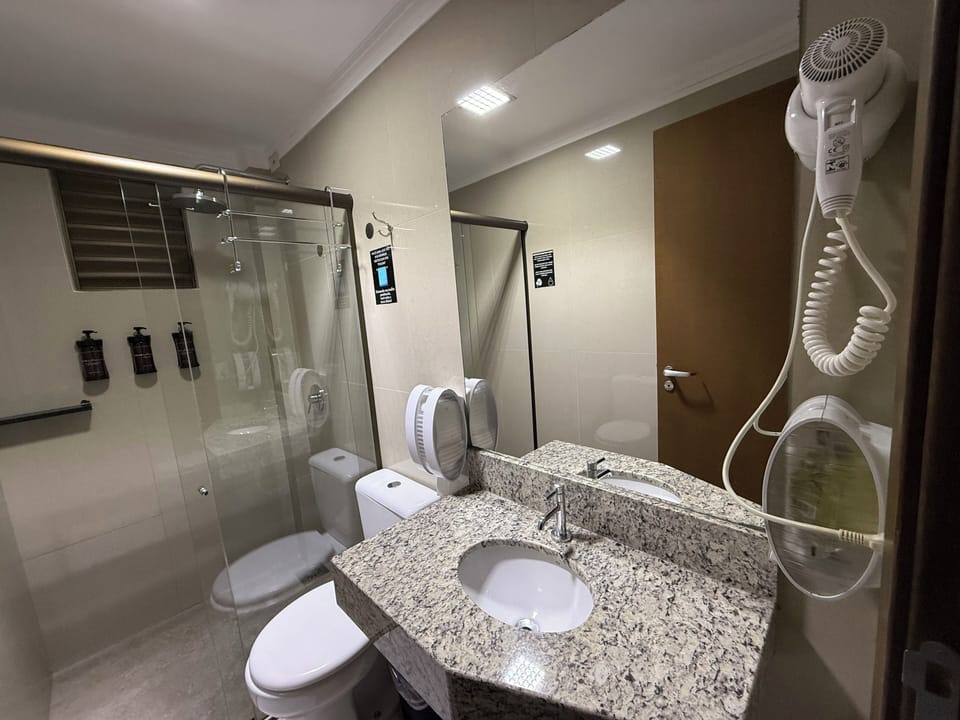 Executive Room | Bathroom | Shower, rainfall showerhead, hair dryer, towels