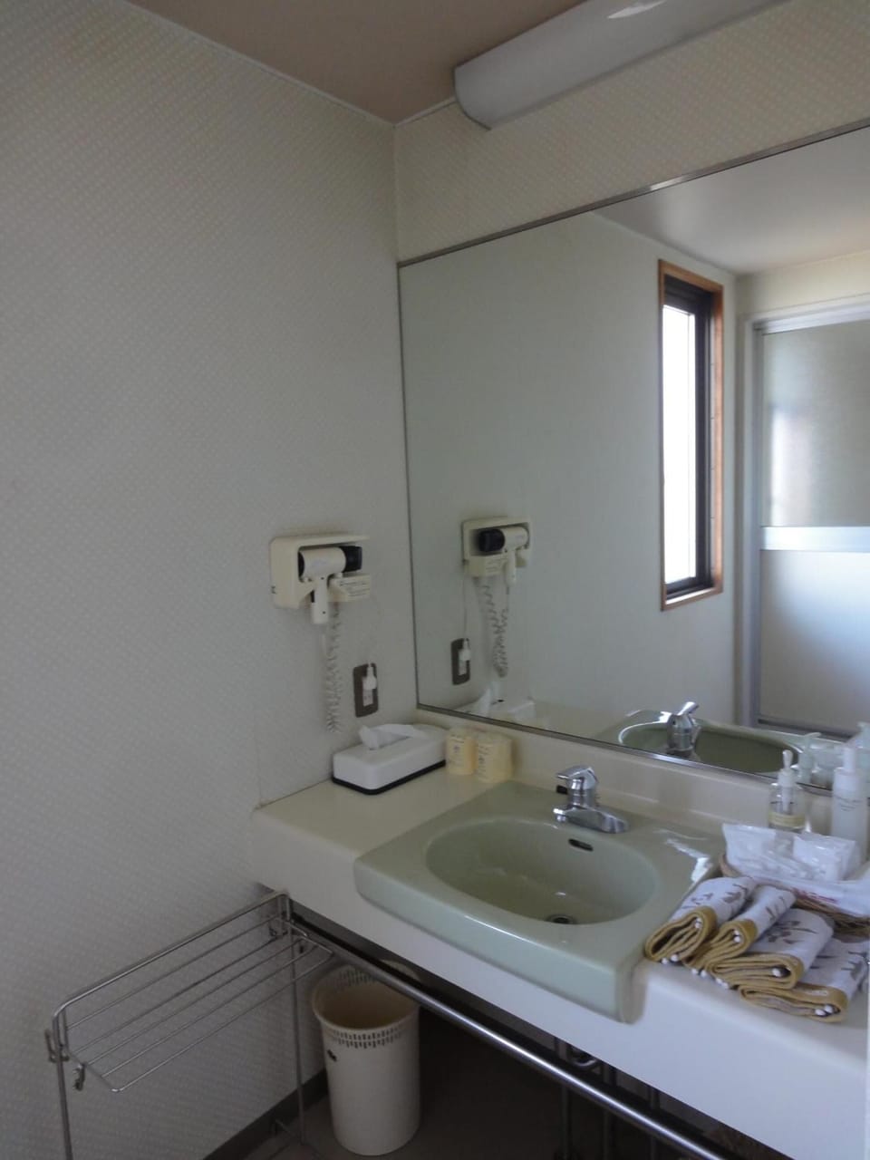 Combined shower/tub, free toiletries, hair dryer, slippers