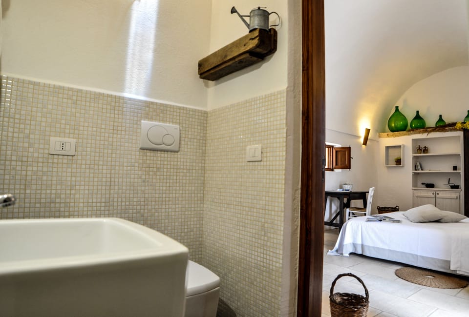 Standard Double Room | Bathroom | Shower, free toiletries, hair dryer, bidet