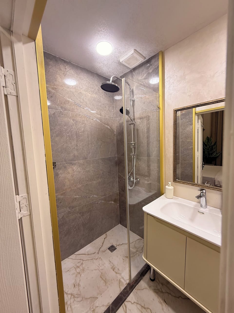 Deluxe Double or Twin Room, City View | Bathroom | Shower, free toiletries, hair dryer, slippers