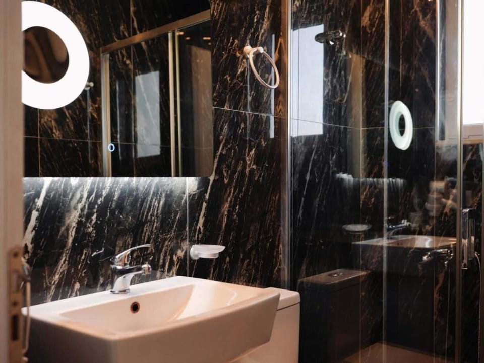 Deluxe Twin Room, Balcony, City View | Bathroom